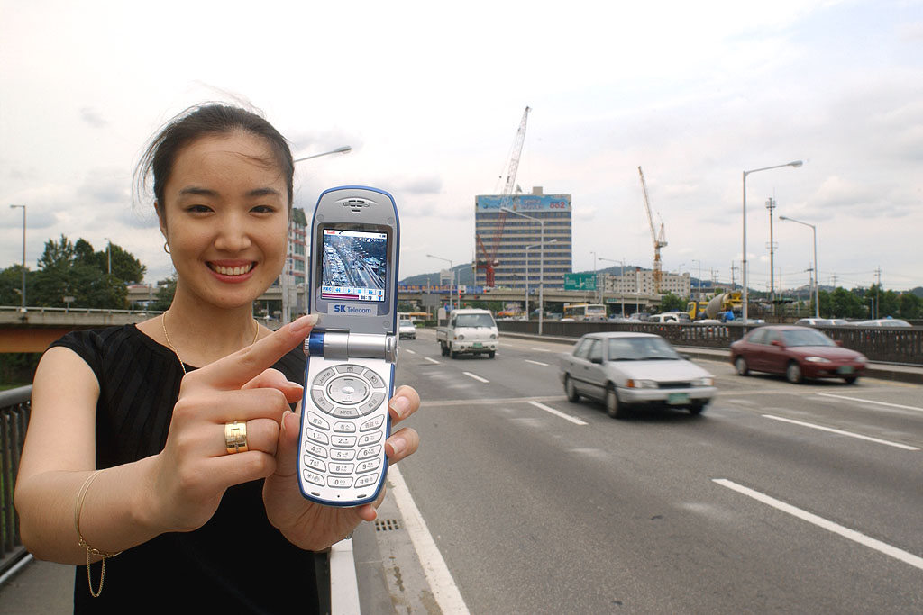 The customer is shown using streaming video traffic information provided by SK Telecom (A variety of traffic information in a wider area is being offered through cellular handsets).